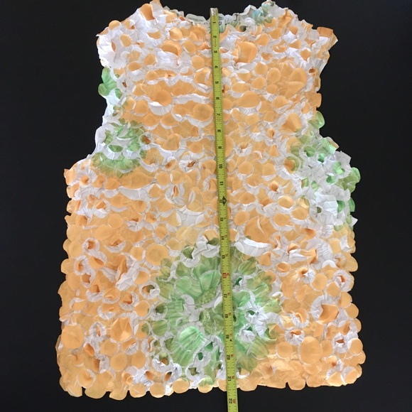 Sleeveless color trend top with fun artistic flare - Picture 10 of 10